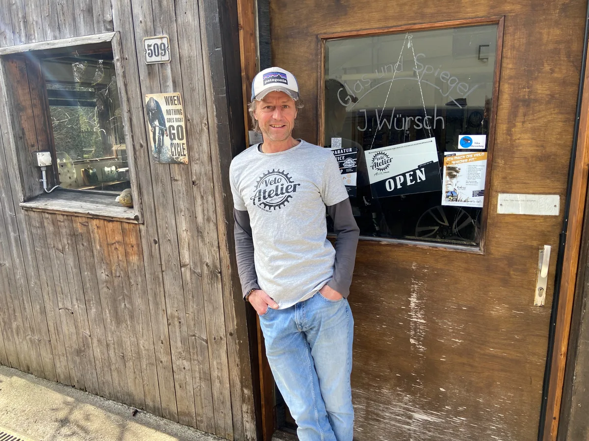 Adi Tobler hat sich vieles in der Velomechanik selber beigebracht. Adi Tobler in seinem neuen Velo-Atelier.